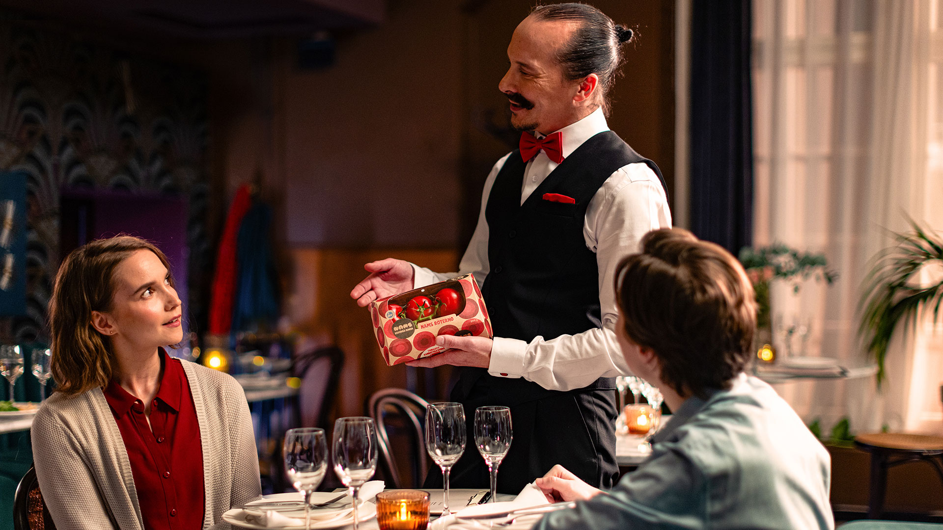 Tommelier avaa tomaattien erot